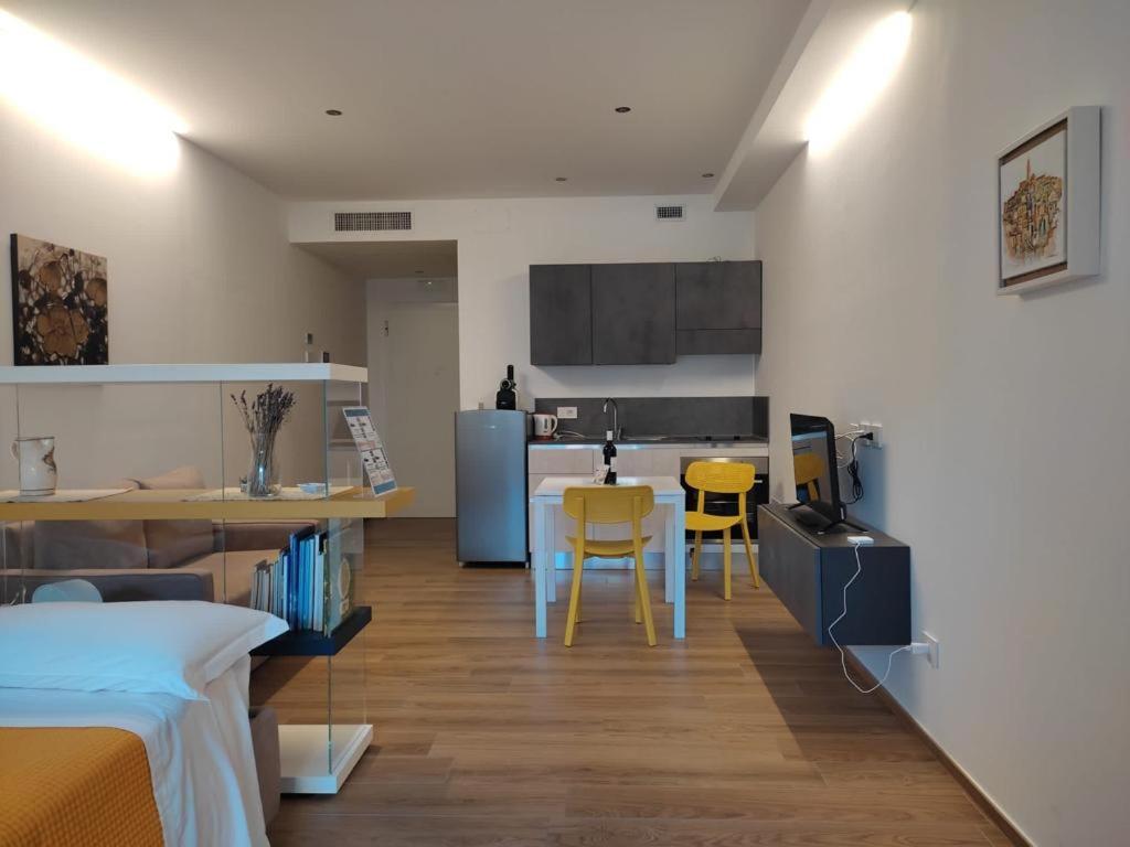 Apartamento Domus13-With Private Parking Bari Exterior foto